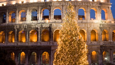 Das Kolosseum in Rom mit Weihnachtsdekoration | Bild: picture alliance / Marco Cristofori/robertharding | Marco Cristofori