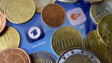 Apps auf dem Smartphone mit Logo "Das Erste" und "ZDF", darum diverse Euro-Münzen (Symboldbild Rundfunkbeitrag) | Bild: dpa-Bildfunk/Soeren Stache