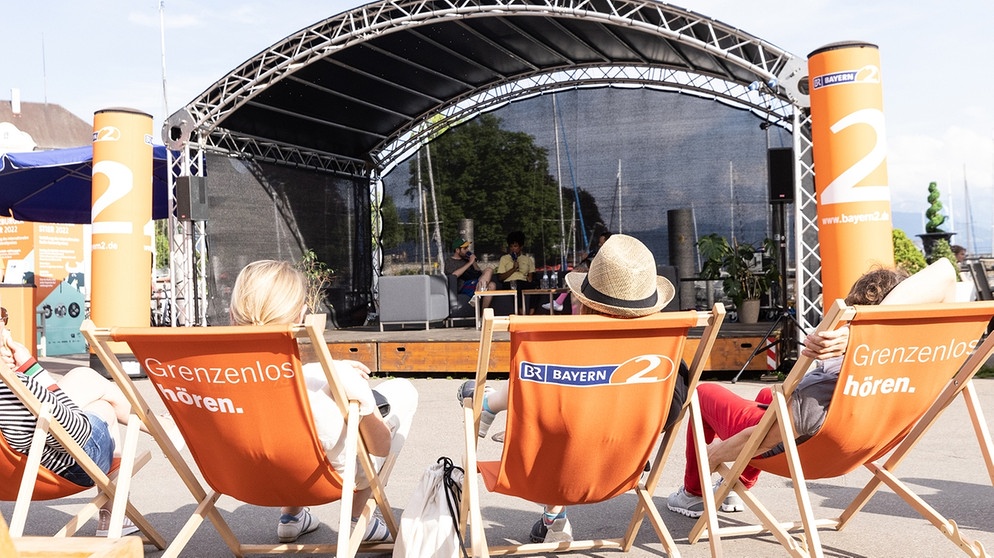 Salzburger Stier 2022 - die Bühne in Lindau, Publikum in Liegestühlen | Bild: BR / Markus Konvalin