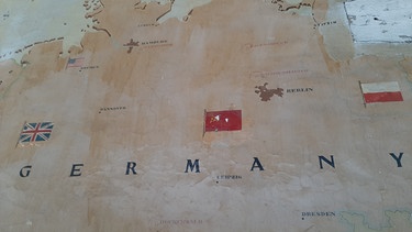 Landkarte mit Länderflaggen der Besatzungszonen | Bild: BR / Thomas Muggenthaler