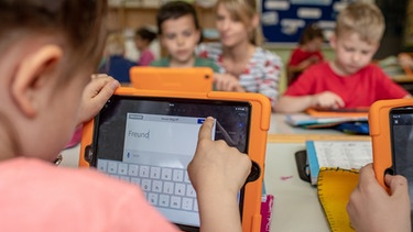 Kind lernt mit Tablet in der Schule | Bild: picture-alliance/dpa