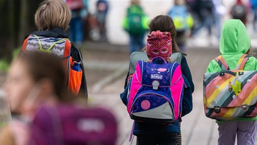 Archivbild: Schulkinder gehen wieder in die Schule.
| Bild: Peter Kneffel/dpa +++ dpa-Bildfunk +++