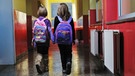 Zwei Schulkinder gehen Gang entlang | Bild: colourbox.com