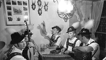 Volksmusikanten in Tracht in einem bayerischen Wirtshaus | Bild: Alfred Strobel/Süddeutsche Zeitung Photo