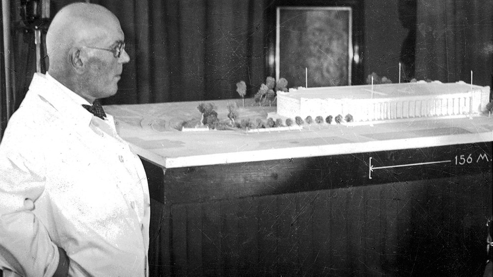 Der Architekt Paul Ludwig Troost vor dem Modell des "Hauses der Deutschen Kunst" in seinem Atelier in München im September 1933 | Bild: Scherl/Süddeutsche Zeitung Photo