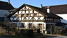Ehemaliges Bauernhaus in Erlkofen mit Kalkplattendach und reichem Fachwerkgiebel | Bild: wikimedia Kd6=dra