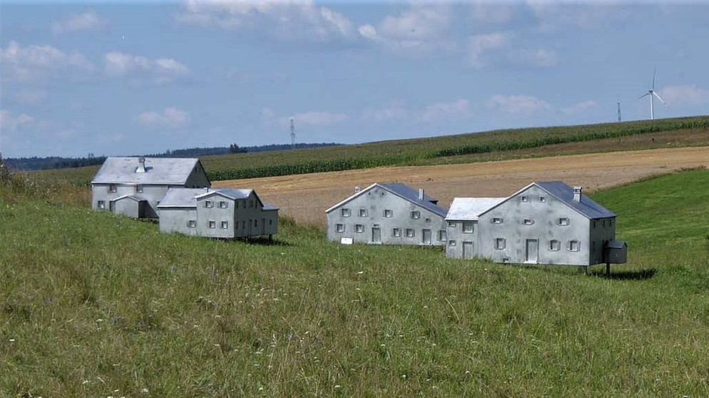 "Das verlorene Dorf", Originalnachbildung abgerissener Jurahäuser von Bildhauer Stefan Schilling | Bild: altmühltaltipps.de