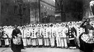 Pierrot-Kadetten vor der Feldherrenhalle beim Münchner Karneval im Jahre 1912 | Bild: Scherl/Süddeutsche Zeitung Photo