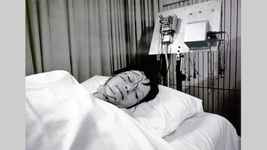 Der Probandin wurden Elektroden für die Registrierung des EEG, der Augenbewegungen und des Tonus der Kinnmuskulatur aufgeklebt. Eine gute Nacht sieht anderes aus! | Bild: © Max-Planck-Gesellschaft