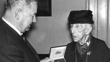 Annette Kolb erhält vom damaligen bayerischen Ministerpräsidenten Alfons Goppel den Stern zum Bundesverdienstkreuz. (1967)  | Bild: picture-alliance/dpa Bildarchiv/Herold