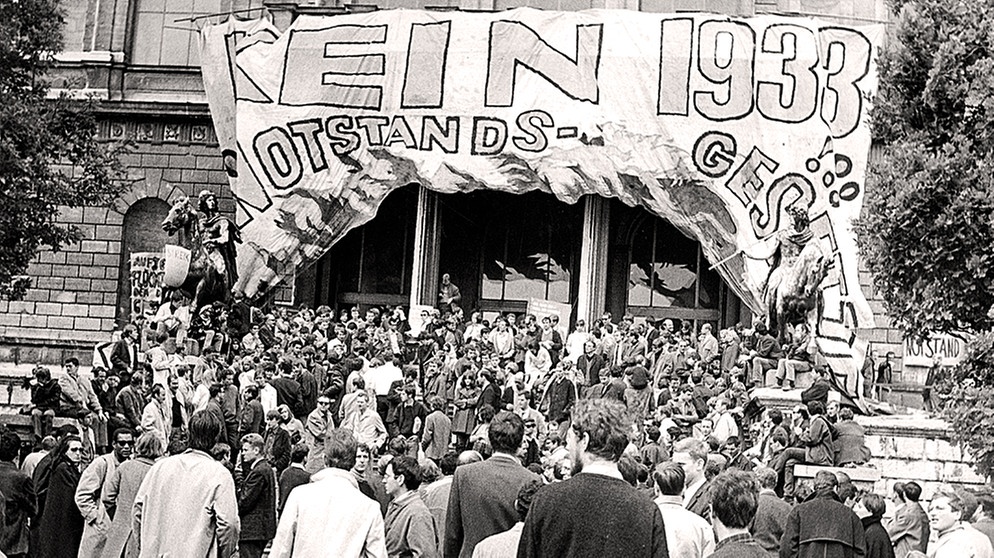 Münchner Kunstakademie 1968, Demonstration gegen die Notstandsgesetze | Bild: Süddeutsche Zeitung Photo/Fritz Neuwirth