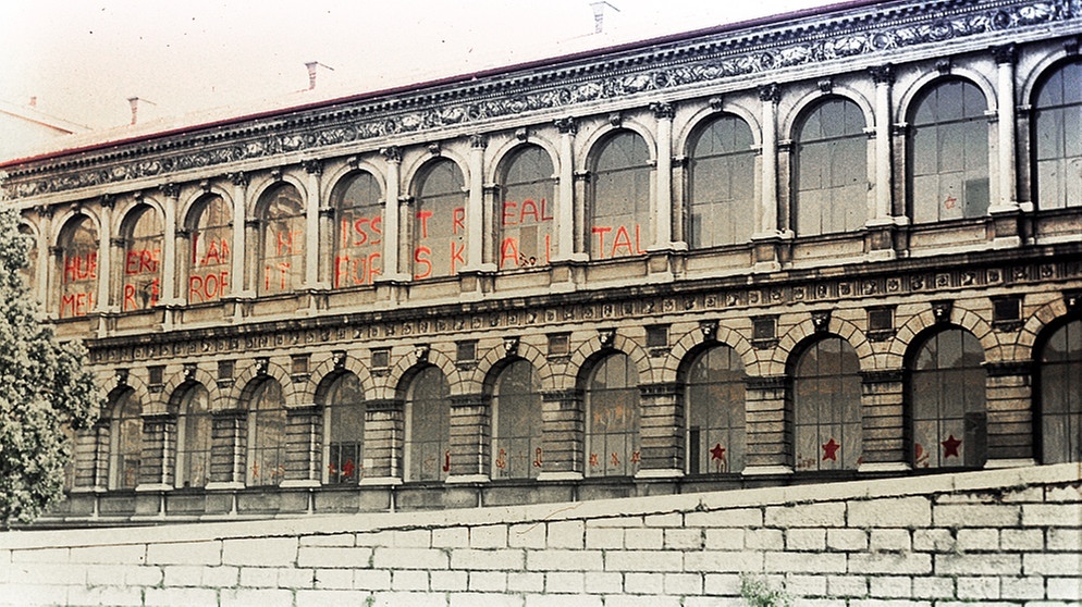 Aufnahme der Aussenfassade der Münchner Kunstakademie mit angemalten Fenstern (1968/69) | Bild: Aufnahmen des Hausmeisters der Akademie, 1968/69, Archiv AdBK