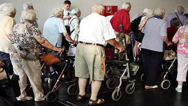 Seniorengruppe unterwegs mit Rollatoren | Bild: Oliver Berg / picture-alliance/dpa