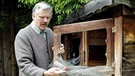 Der Österreicher Hans Hoertnagl vor seinen Hasenställen, die von Braunbär Bruno zerstört wurden. | Bild: picture-alliance/dpa / epa apa t Parigger
