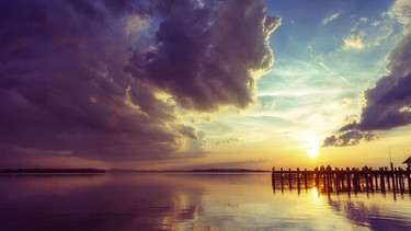 Ein Sonnenuntergang an einem See | Bild: stock.adobe.com/Burned Camera