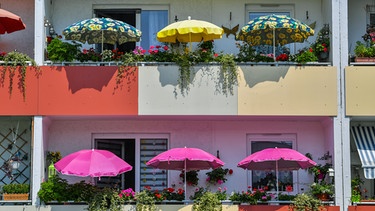 Balkone mit bunten Sonnenschirmen | Bild: picture alliance/Patrick Pleul/dpa-Zentralbild/ZB