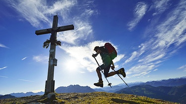 Wanderer auf dem Gipfel des Fellhorn, Reit im Winkl. | Bild: picture alliance/dpa/imageBROKER/Norbert Eisele-Hein