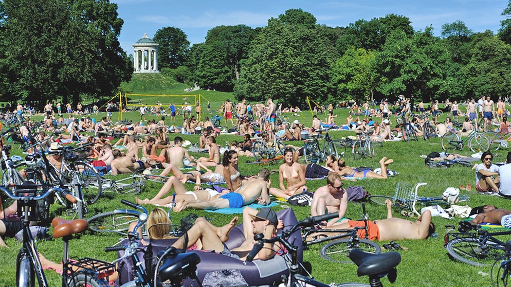 Sonnenbaden im Englischen Garten in München | Bild: picture-alliance/dpa/Sven Hoppe