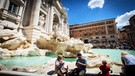 Touristen vor der Fontana di Trevi in Rom | Bild: picture-alliance/dpa/Pacific Press Agency