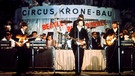 Die Beatles, (l-r) George Harrison, Paul McCartney, John Lennon und im Hintergrund am Schlagzeug Ringo Starr, treten am 24.06.1966 im Münchner Circus Krone-Bau auf | Bild: picture-alliance/dpa / Rauchwetter