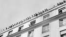 Die Beatles schauen aus dem Fenster des Hotels Bayerischer Hof in München. Auf dem Dach haben sich  Fans versammelt. | Bild: Raigro/Timeline Images/Süddeutsche Zeitung Photo