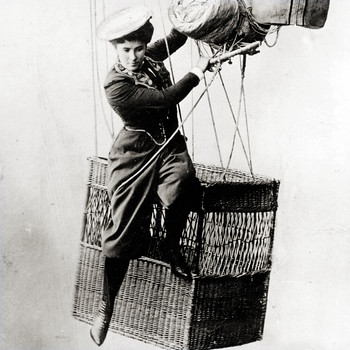 Fallschirmspringerin Käthe Paulus, 1890 | Bild: picture-alliance/dpa/akg-images