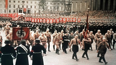 Marsch auf die Feldherrenhalle am 9. Novemver 1938 | Bild: picture-alliance/dpa/Bertelsmann Lexikon Verlag