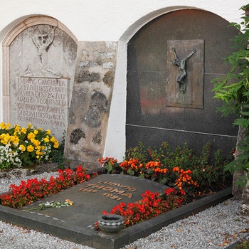 Gräber von Ludwig Thoma und Ludwig Ganghofer, Rottach-Egern, Tegernseer Tal | Bild: picture alliance / imageBROKER | Martin Siepmann