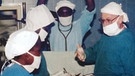 Dr. Walter Grein bei seiner Tätigkeit als Chirurg in einem OP-Saal in Agou-Nyongbo in Togo | Bild: Dr. Walter Grein
