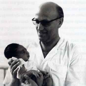 Dr. Walter Grein mit Neugeborenem in Togo | Bild: Dr. Walter Grein