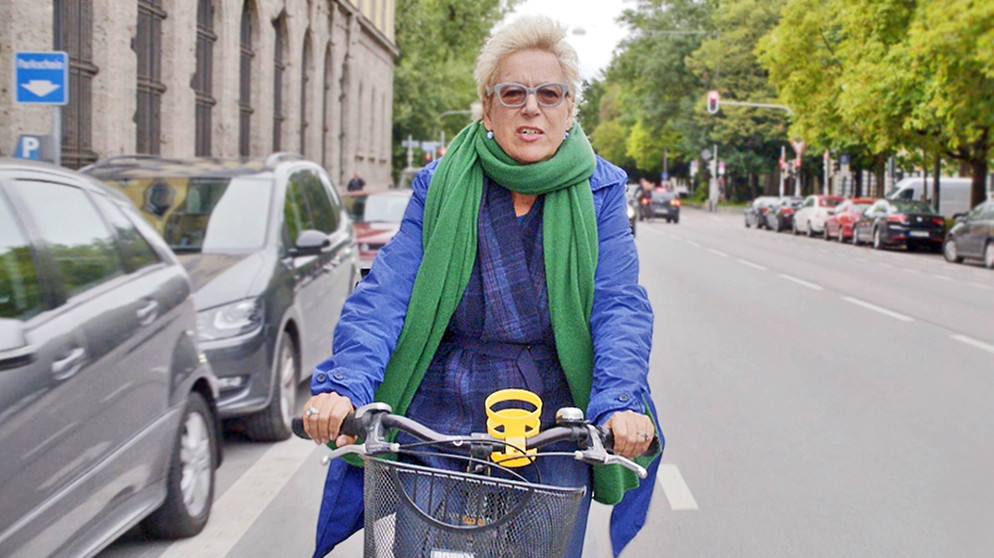 Doris Dörrie auf dem Rad unterwegs in München | Bild: BR