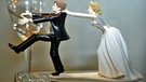 Braut hindert Bräutigam an der Flucht (Dekoration auf einer Hochzeitstorte) | Bild: picture-alliance/dpa / Sari Gustafsson