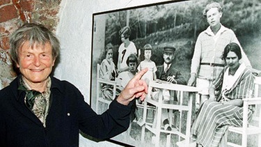 Elisabeth Mann Borgese vor einem Foto ihrer Familie | Bild: picture-alliance/dpa