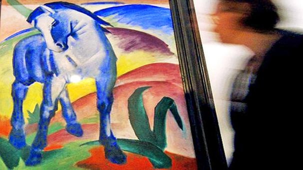 Eine Mitarbeiterin des Museum Ludwig geht in Köln an dem Bild "Blaues Pferd" von Franz Marc aus dem Jahr 1911 vorbei | Bild: picture-alliance/dpa