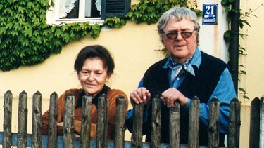 Eugen Oker mit seiner Frau Maria Gebhardt vor ihrem Haus in der Münchner Haldenbergerstaße 21 | Bild: Literaturarchiv Sulzbach-Rosenberg