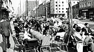 1972: Gäste im Straßencafé "Venezia" auf der Leopoldstraße in Schwabing | Bild: picture-alliance/dpa