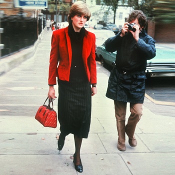 Ein Fotograf folgt Lady Diana, damals noch Diana Frances Spencer (1980) | Bild: picture-alliance/dpa/Fotoreport/UPI