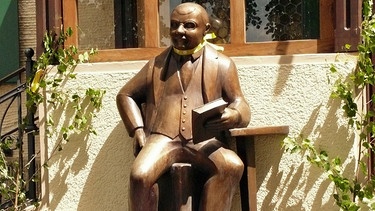 Georg Queri-Denkmal bei seinem Geburtshaus in Frieding | Bild: Neozoon