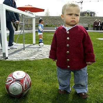 Kleiner grantiger Junge mit Fußball (Bundesgartenschau, München 2005) | Bild: Catherina Hess/Süddeutsche Zeitung Photo