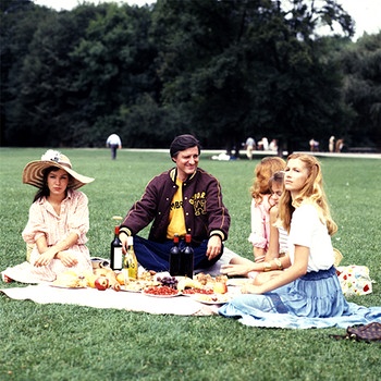Helmut Fischer als "Monaco Franze" beim Picknick mit jungen Mädchen im Englischen Garten | Bild: picture-alliance / KPA Copyright