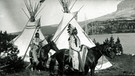 Indianische Modelle im Tipi-Dorf im Glacier National Park, 1914. Foto von Julius Seyler | Bild: Sammlung Reisch, Kitzbühel