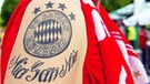 FC Bayern-Fan präsentiert stolz sein Bayern-Tattoo, Olympia-Stadion München (2012) | Bild: picture-alliance/dpa