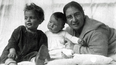 Else Rosenfeld in den 20ern mit ihren Kindern Hannah und Peter | Bild: Hannah Cooper