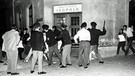Polizisten gehen am 25.06.1962 auf der Leopoldstraße mit Gummiknüppeln gegen randalierende Jugendliche vor | Bild: picture-alliance/dpa