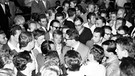 Münchens Oberbürgermeister Hans-Jochen Vogel (M., mit Brille) versucht am 23.06.1962 auf der Leopoldstraße aufgebrachte Jugendliche während der "Schwabinger Krawalle" von weiteren gewaltsamen Ausschreitungen abzuhalten | Bild: picture-alliance/dpa