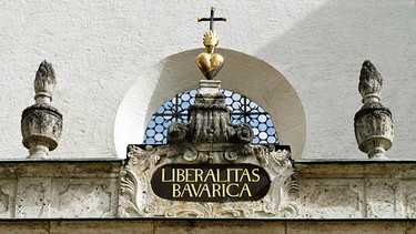 Schrifttafel "Liberalitas Bavarica" über dem Eingang des ehemaligen Augustinerchorherrenstifts Polling an der Ammer | Bild: picture alliance / Panther Media | Peter Werner