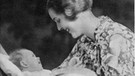 Diana Mitford, verheiratete Mrs. Bryan Guinness, mit ihrem ersten Sohn Jonathan auf dem Cover des Magazins "The Bystander" (1930) | Bild: picture alliance/Mary Evans Picture Library