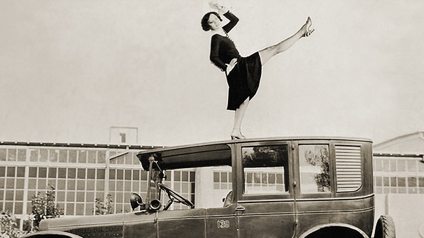 Joan Crawford tanzt auf Autodach (1926) | Bild: picture-alliance/dpa/akg-images