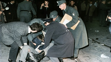 Helfer bemühen sich um den verletzten Pressefotografen Klaus Frings (15.04.1968) | Bild: picture-alliance/dpa/Report/UPI