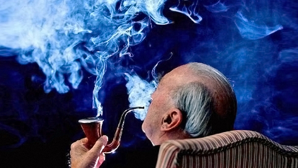 Mann raucht Pfeife | Bild: picture-alliance/dpa